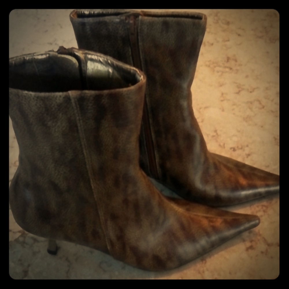 Stermax Leatherlike Animal Print Boots Sz 8
